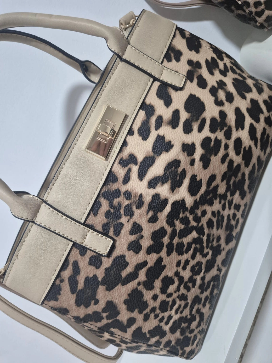 Handtas met Luipaardprint en Schouderriem.