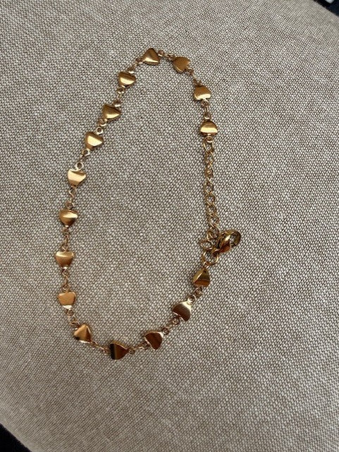 Goudkleurige hartjes armband